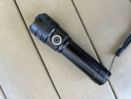 V8 LED Taschenlampe – Sofort Versand 🇨🇭