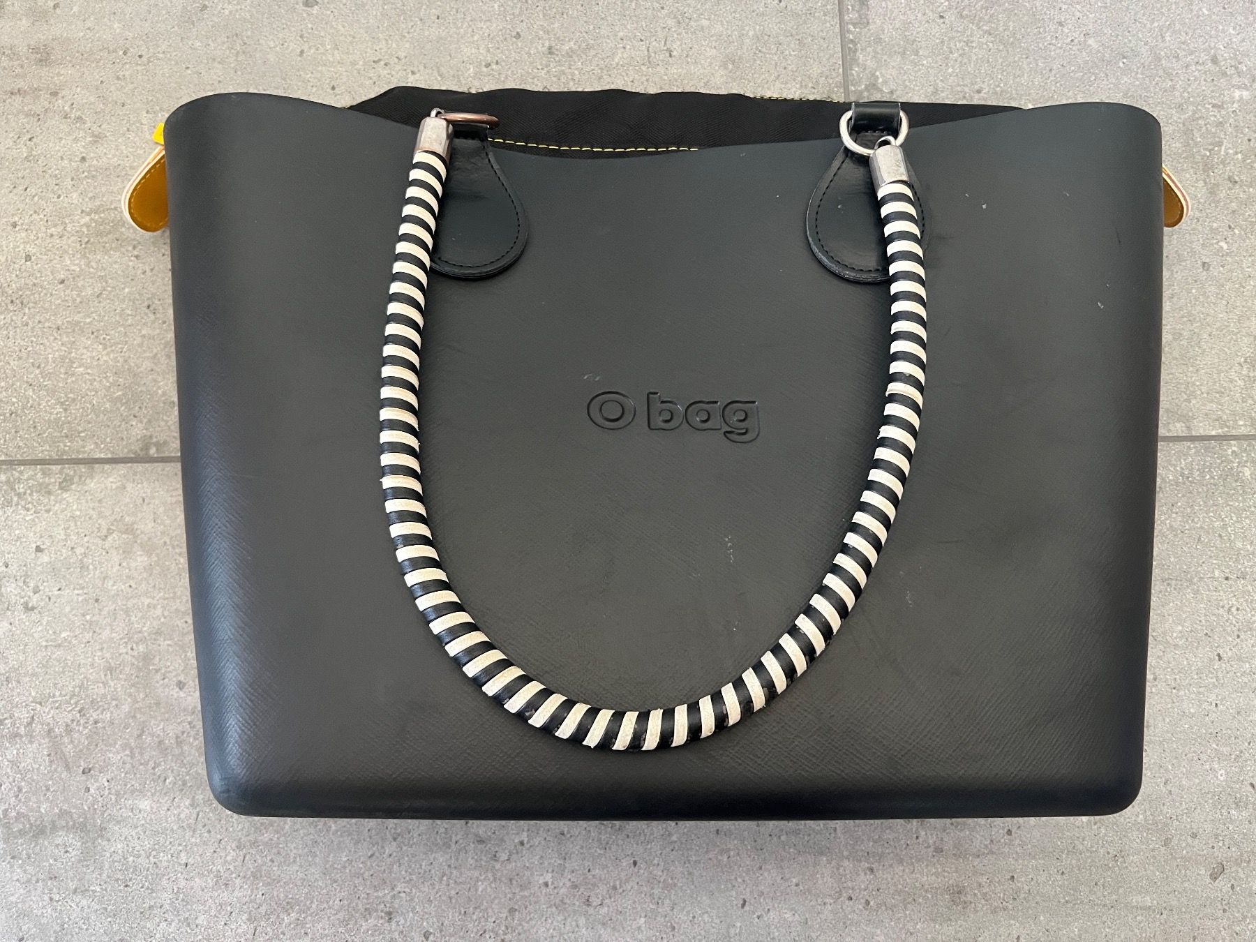 Obag Borse da donna: Obag black with striped handles – Usato da Cama venduto da UnleashdByAna 5