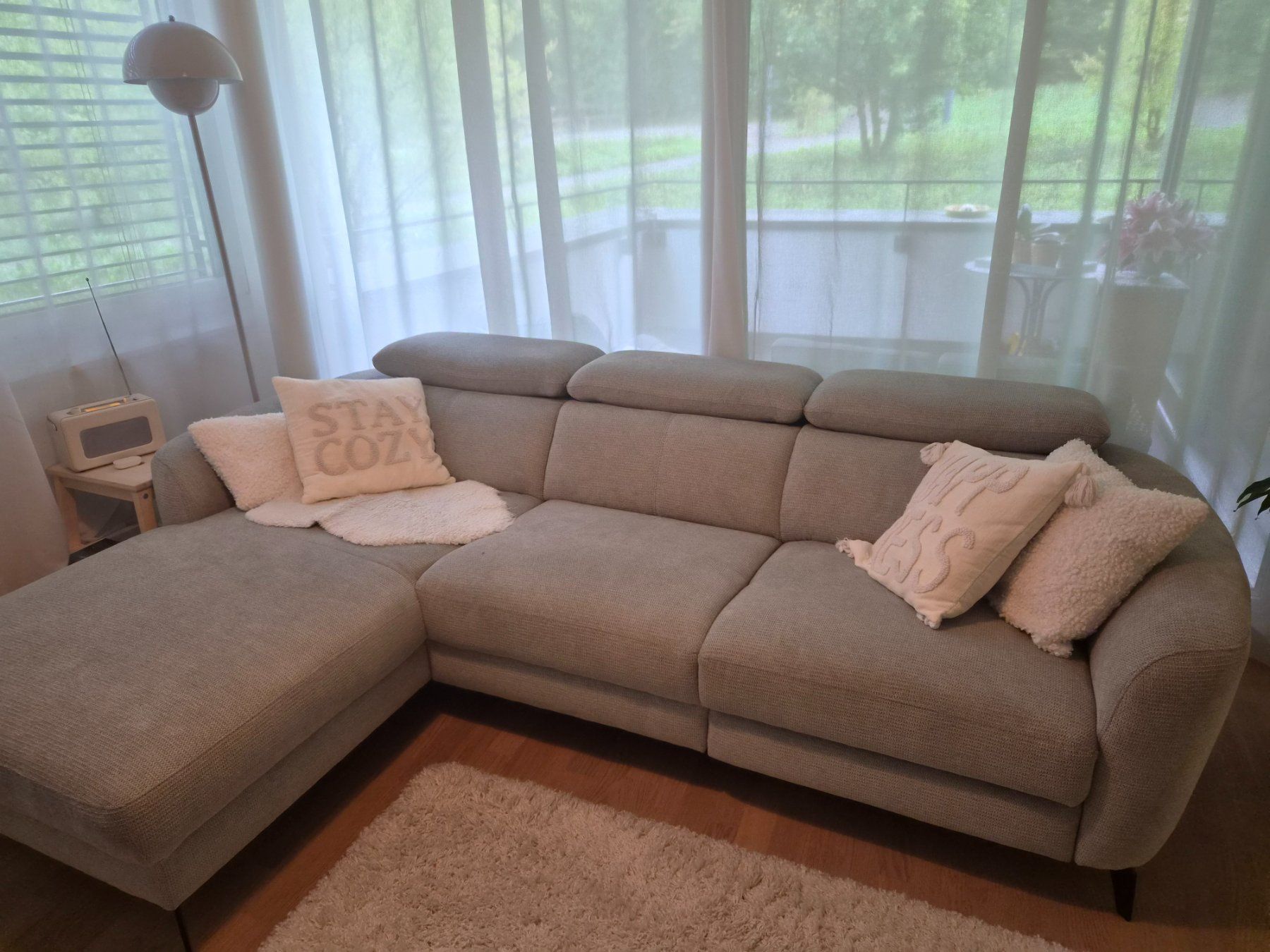 Livique Divani: Livique Sofa "Simba" in der Farbe hellgrau – Usato da Wettswil venduto da Madsor