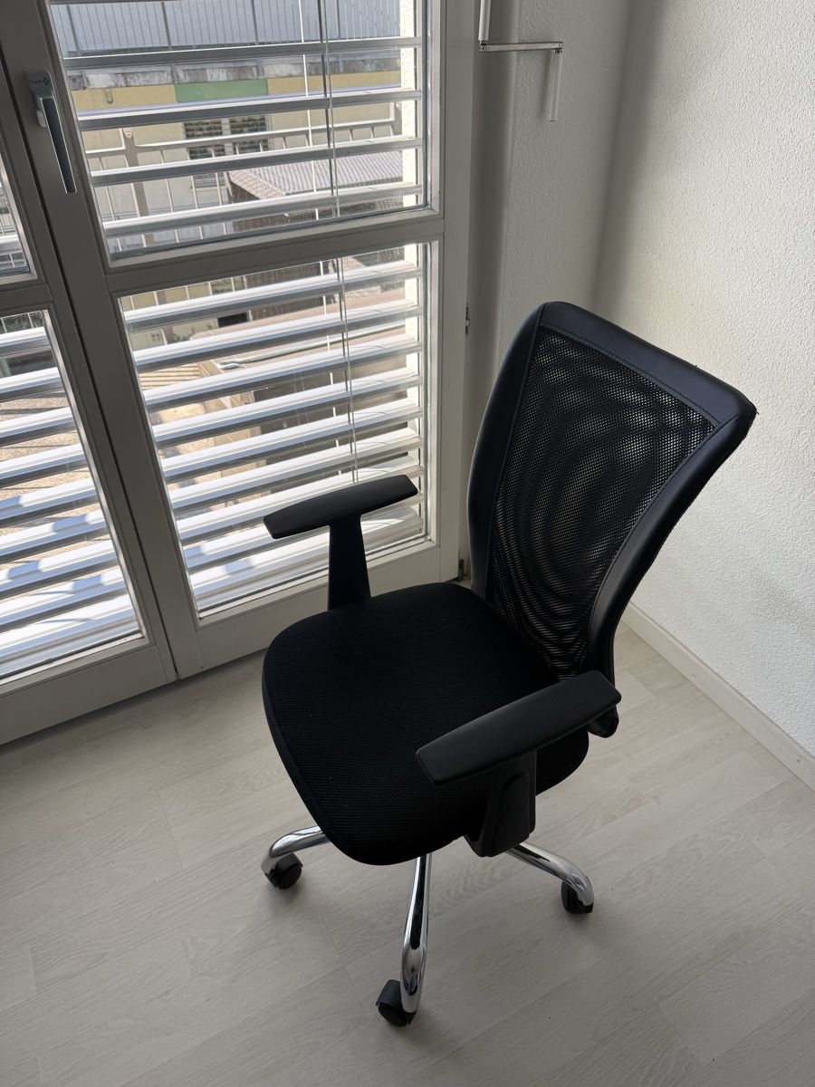 Chaises: Schwarzer Bürostuhl – D'occasion à Regensdorf par Skerk18