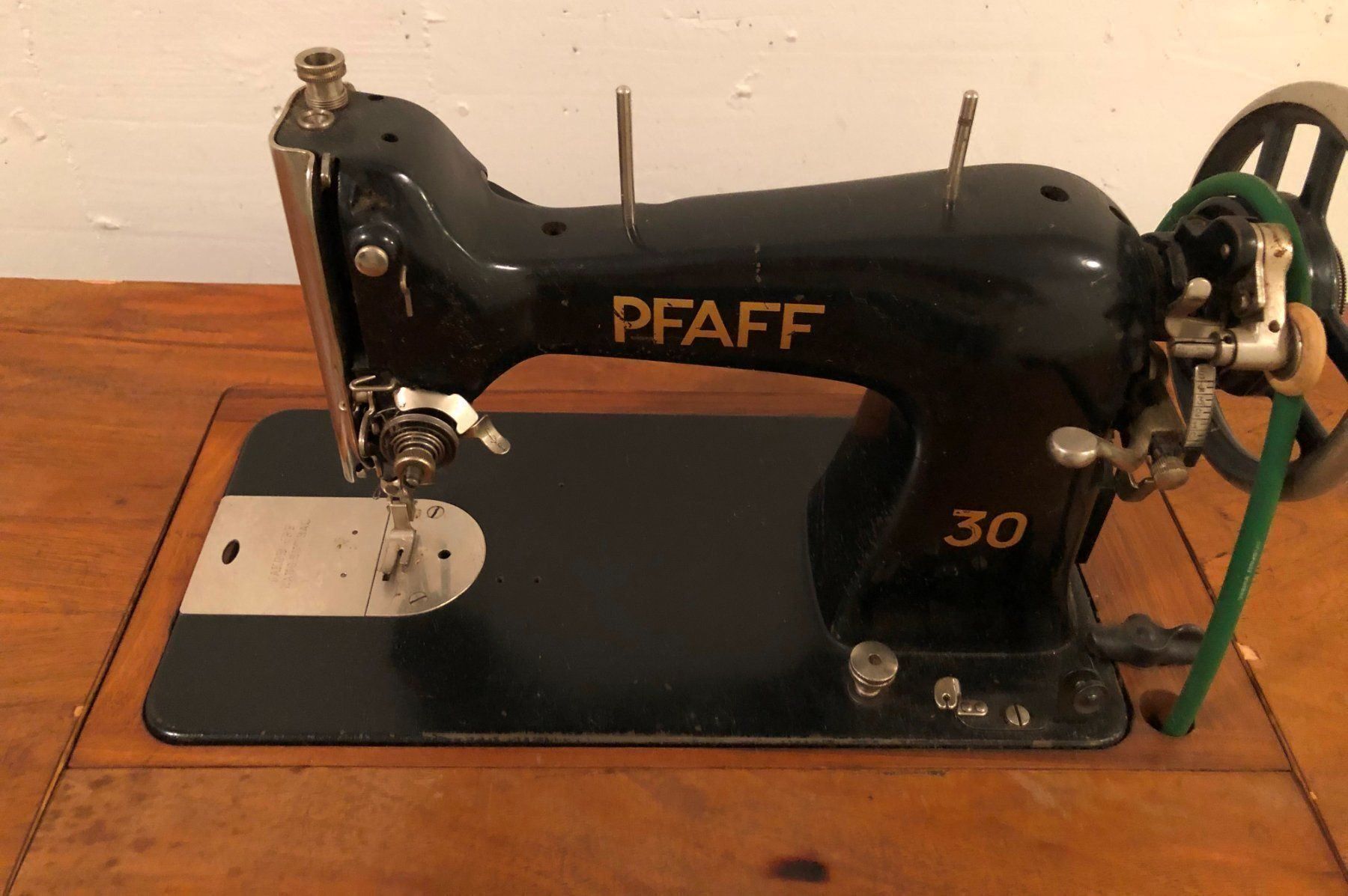 Pfaff Macchine da cucire: Antike Nähmaschine, Pfaff Modell 30 – Usato da Gossau/ZH venduto da amazonas66
