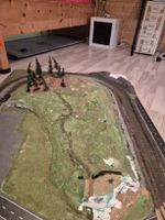 Modellbahnanlage mit Schienen und Landschaft, gebraucht