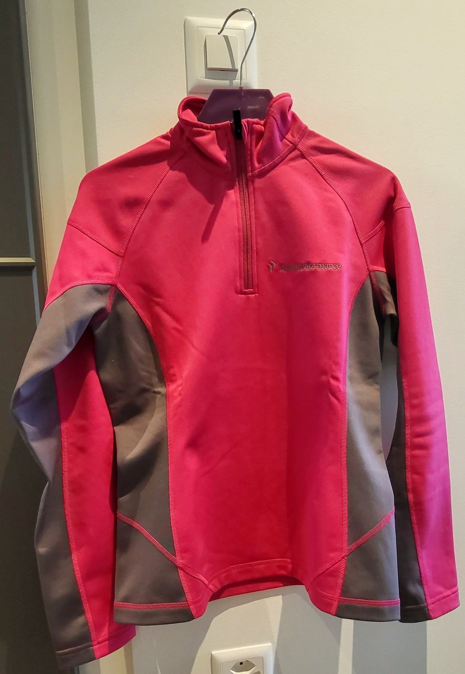 Peak Performance Tops: Haut technique PeakPerformance – Gebraucht aus Morges von Nella11
