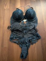 Dunkelblauer Spitzenbody mit Tanga-Schnitt 80C