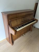 Klassisches Klavier in Holzoptik gebrauchter Zustand