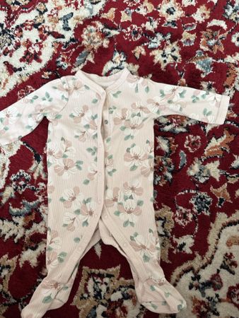Strampler C&A Grösse 56 0-1M rosa Blumenmuster guter Zustand