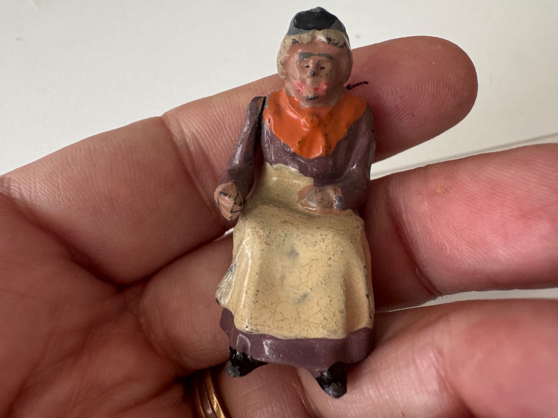 Bing Spielzeuge: Uralte, Metall-Guss Figur "Sitzende Grossmutter", H 4 cm – Gebraucht aus Winterthur von Arma3 3