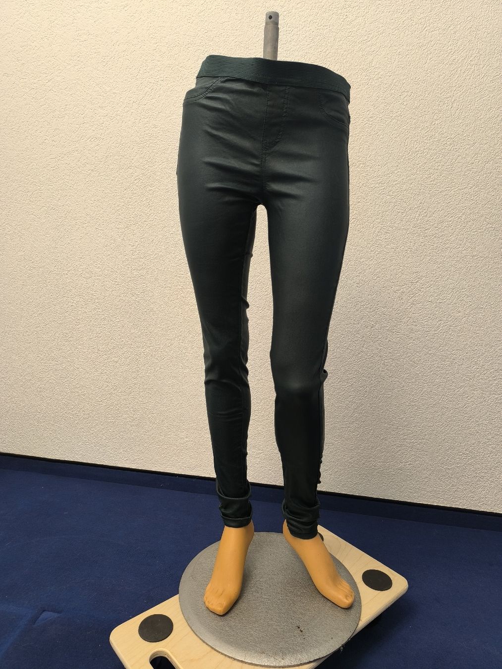 Leggings: Dunkelgrüne Leggins in Lederoptik - Gothic, Punk, Emo – Usato da Fischbach LU venduto da BuBri