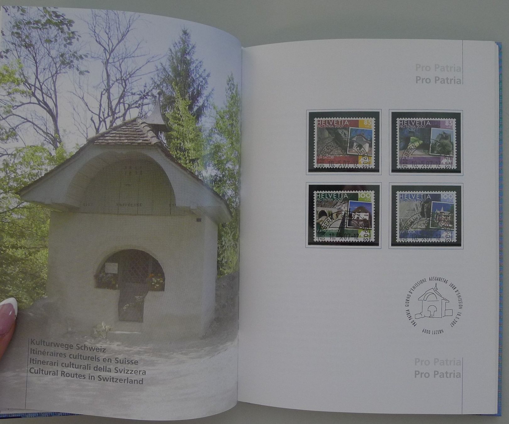 Tutti i francobolli: 2007: Jahresbuch mit Ersttags-Halbmond-Stempeln. – Usato da Sursee venduto da Luzernerraute 2