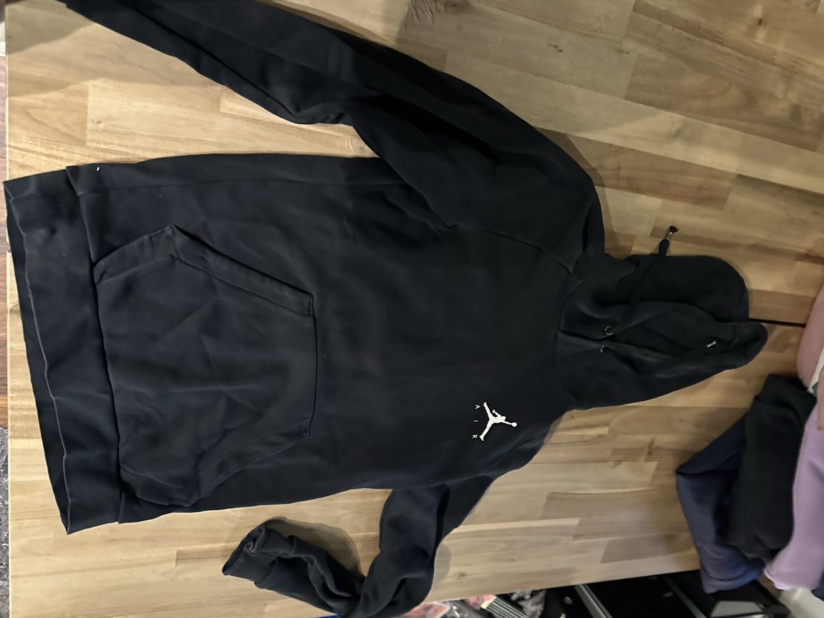 Maglioni & Felpe: Schwarzer Jordan Hoodie, Grösse XS – Usato da Interlaken venduto da raphael26