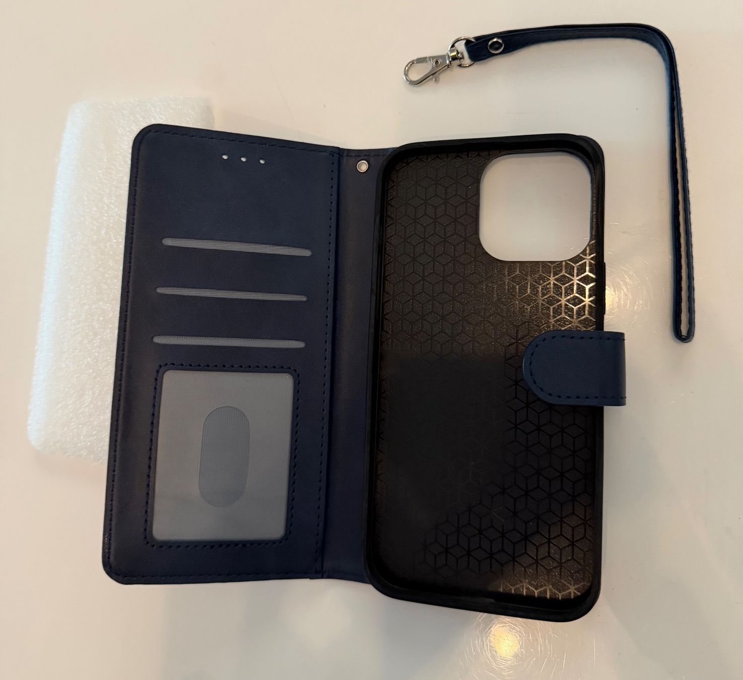 Apple Cover & Protezioni schermo: iPhon 14 Pro Max Cover blau Kunstleder mit Magnet Einsatz – Nuovo e nell'imballaggio originale da Kölliken venduto da Teguwegu 3