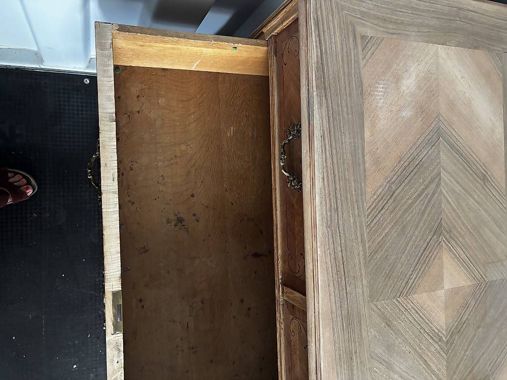 Kommoden: Commode de style Louis XV, marqueterie et bronzes – Gebraucht aus Lausanne von ber_y9vl 3