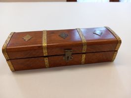 Holzschatulle mit Messingbeschlägen dekorativ gut erhalten