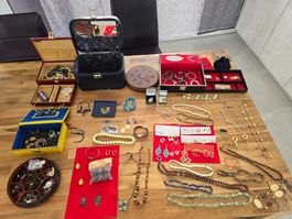 Schmuck Konvolut mit Boxen und Zubehör