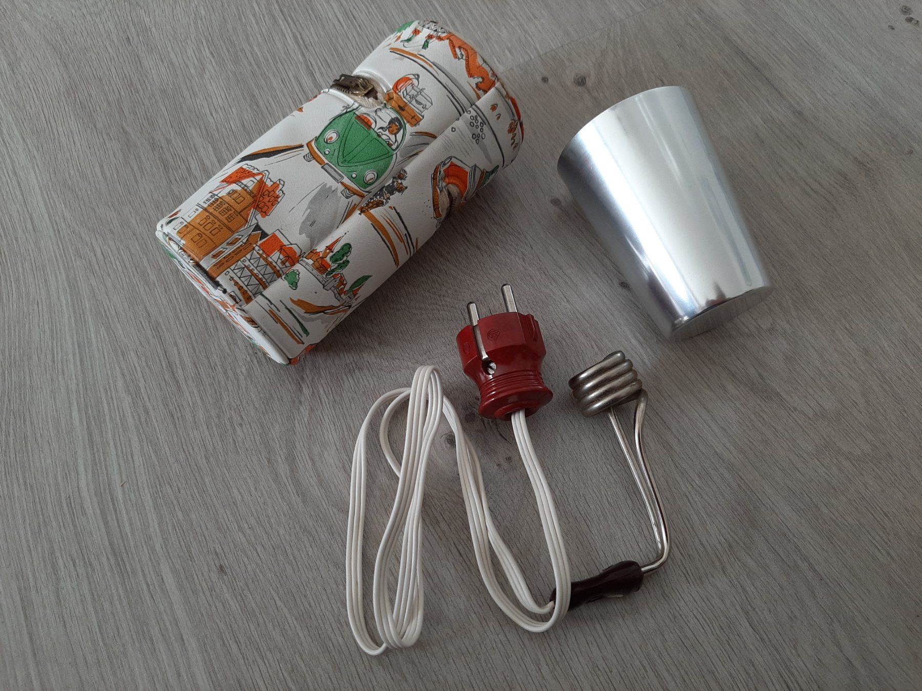 Set di piatti: Mid Century 50er 60er Vintage Oldtimer Camping Picknick Set – Usato da Erschwil venduto da Karabella 6