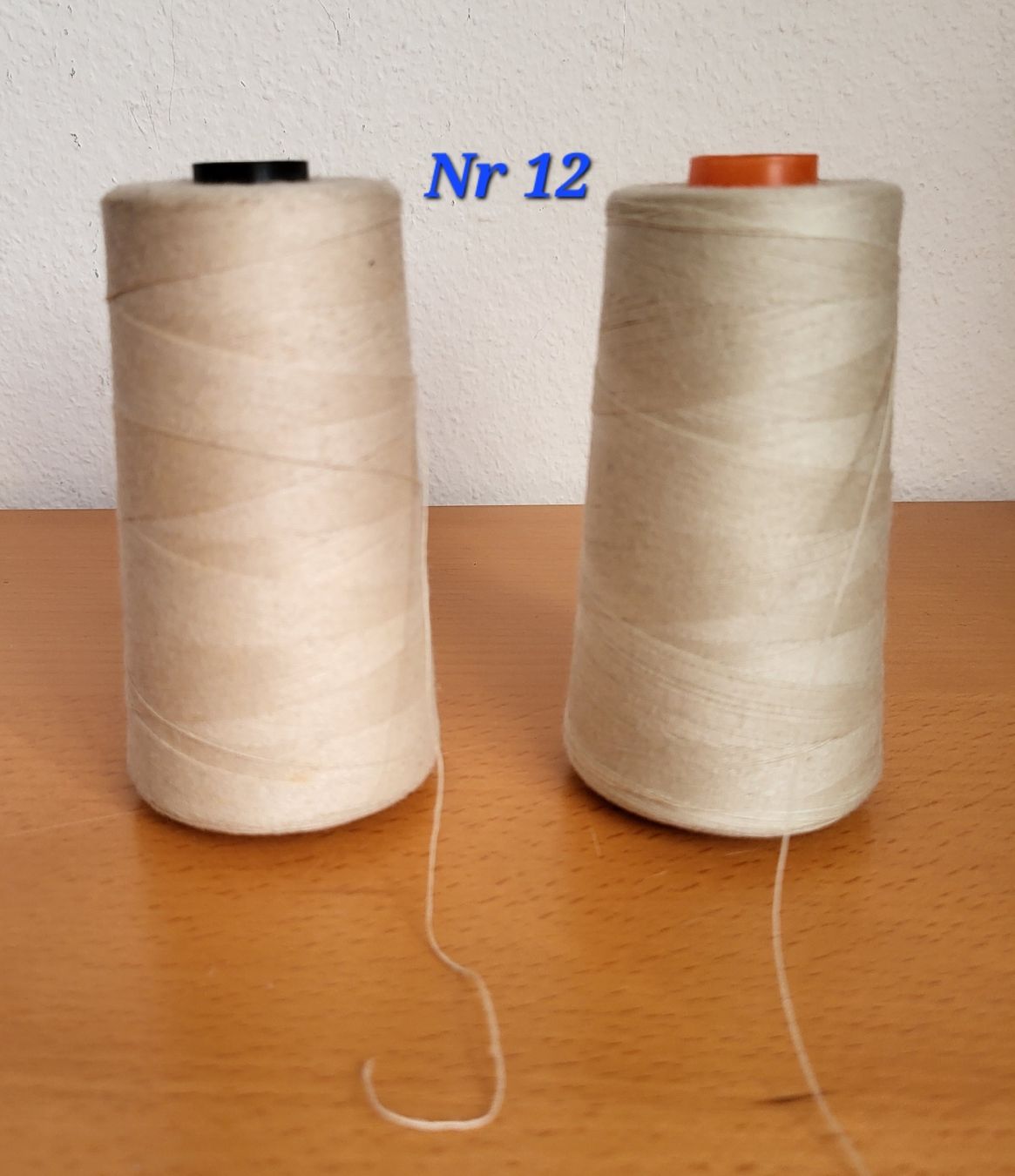 Cordicelle & Fili: 2 Nähfaden-Spulen, Farbe Beige, Nr. 12, – Usato da Winterthur venduto da Baer49