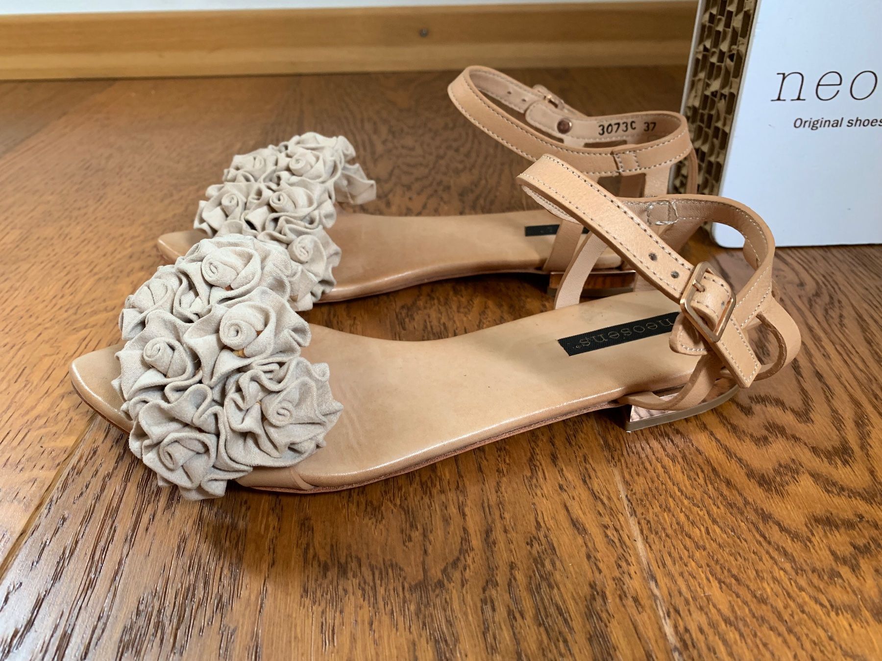 Neosens Scarpe da donna: Neosens 3073C Lederblumen Deko,beige Gr.37 – Nuovo (secondo la descrizione) da Zürich venduto da finsti 2