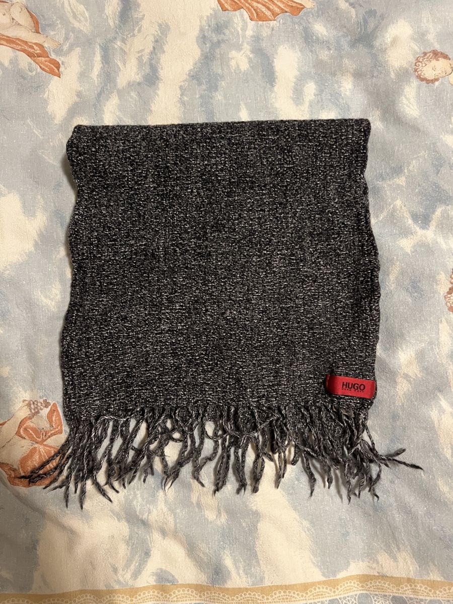 Hugo Boss Altro abbigliamento per bambino: Hugo Boss Kinderschal Länge 87cm – Usato da Jona venduto da Flexer02