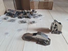 Lot de 23 charnières (16 neuves, 7 comme neuves) avec frein