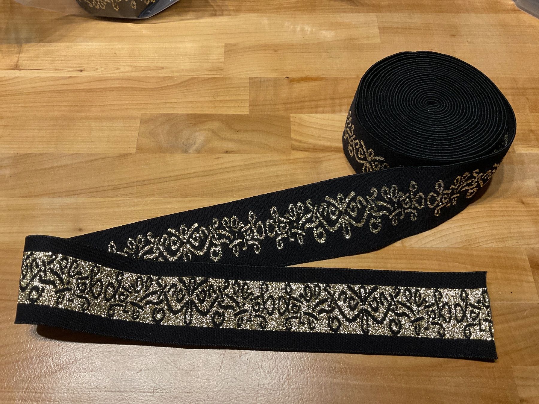 Tessuti: Elastisches Webband / schwarz - gold / 5 Meter – Usato da Rümlang venduto da euqinom16