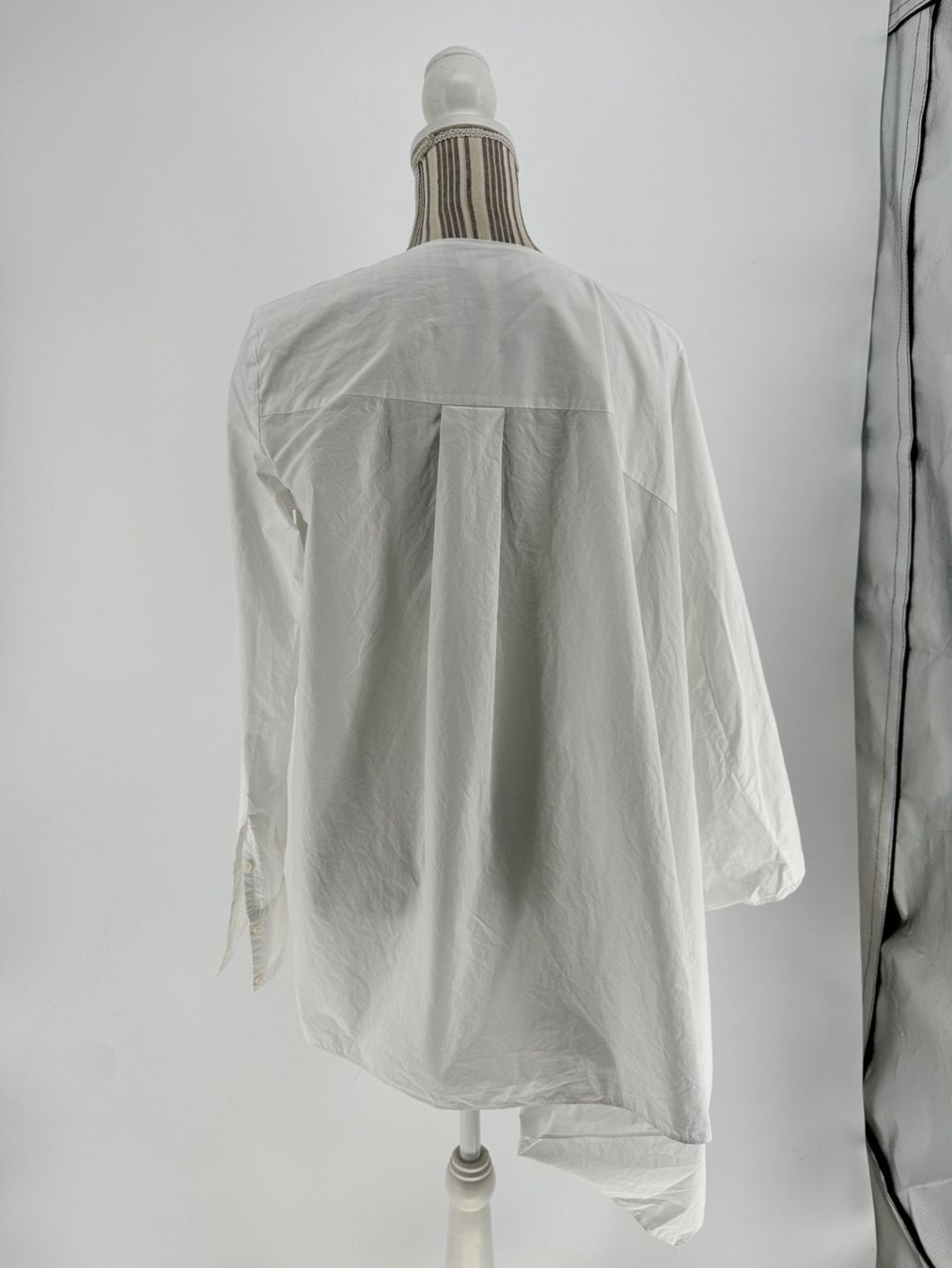 Cos Blusen: Weisse Bluse COS extravagante Ärmel, Gr. 36 – Gebraucht aus Lugano von  6