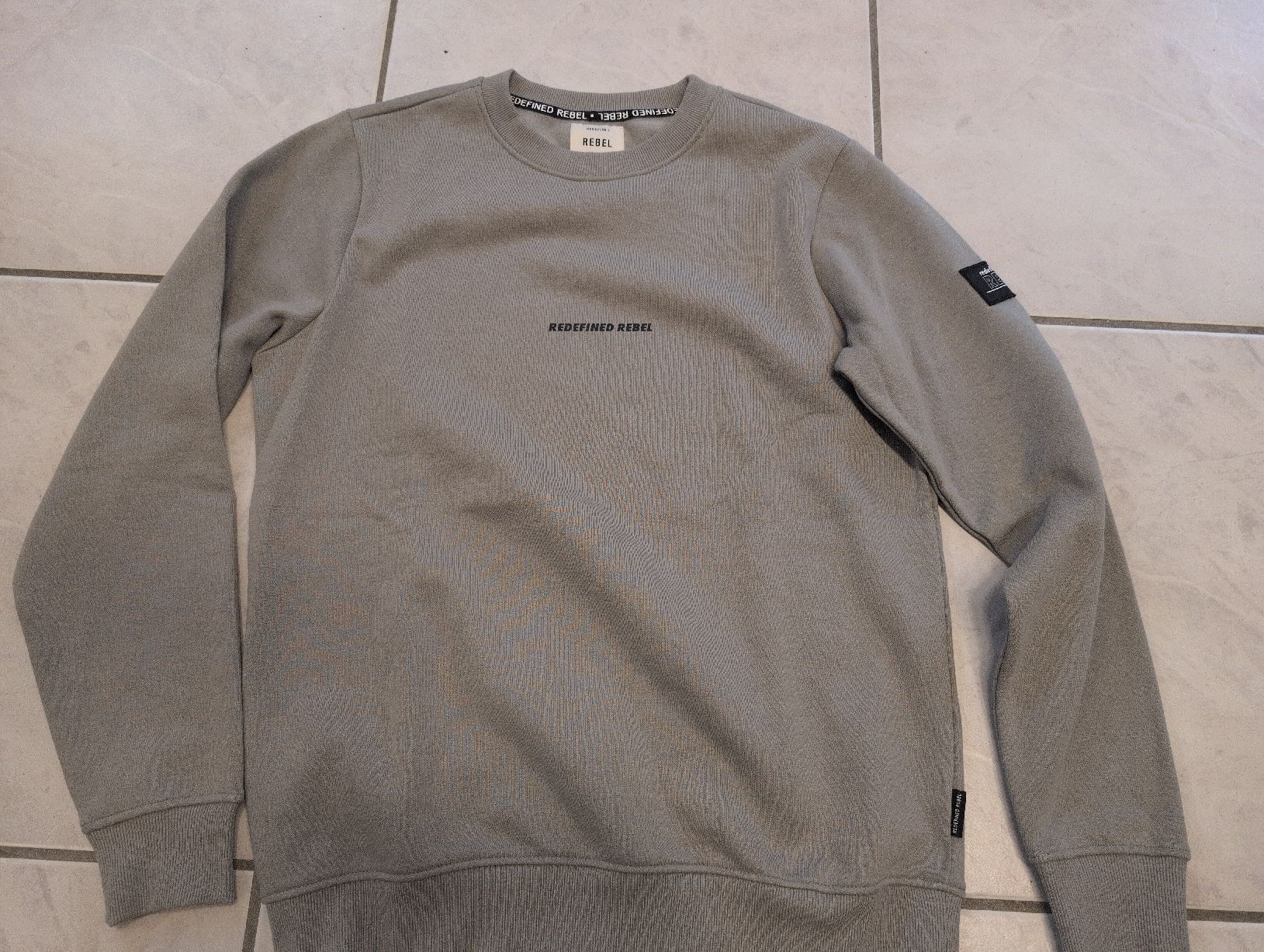 Pullover & Sweatshirts: Pull Redefined Rebel, Taille M, Gris - Look Tendance! – Gebraucht aus CORMINBOEUF von savaja