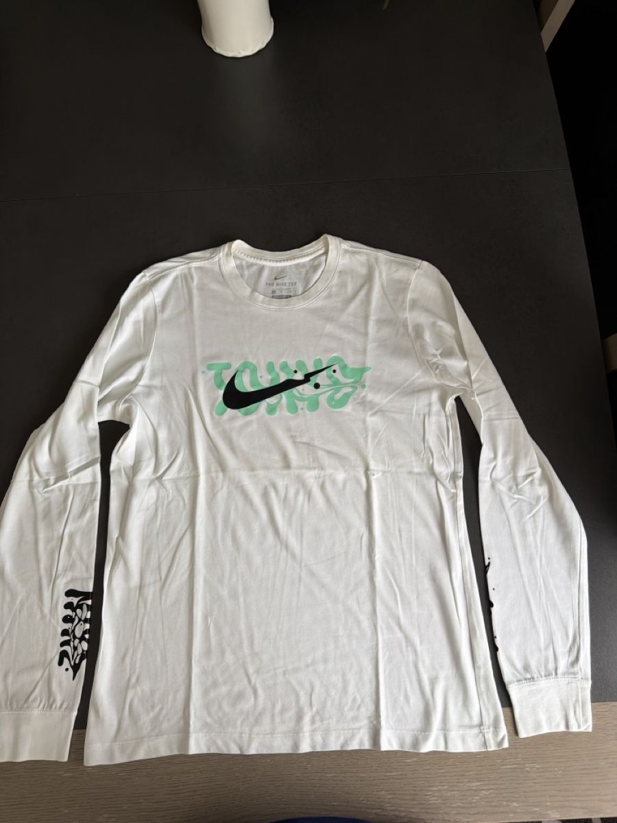 Nike Tops: Haut Nike blanc  – D'occasion à Châtelaine par Diogo.138