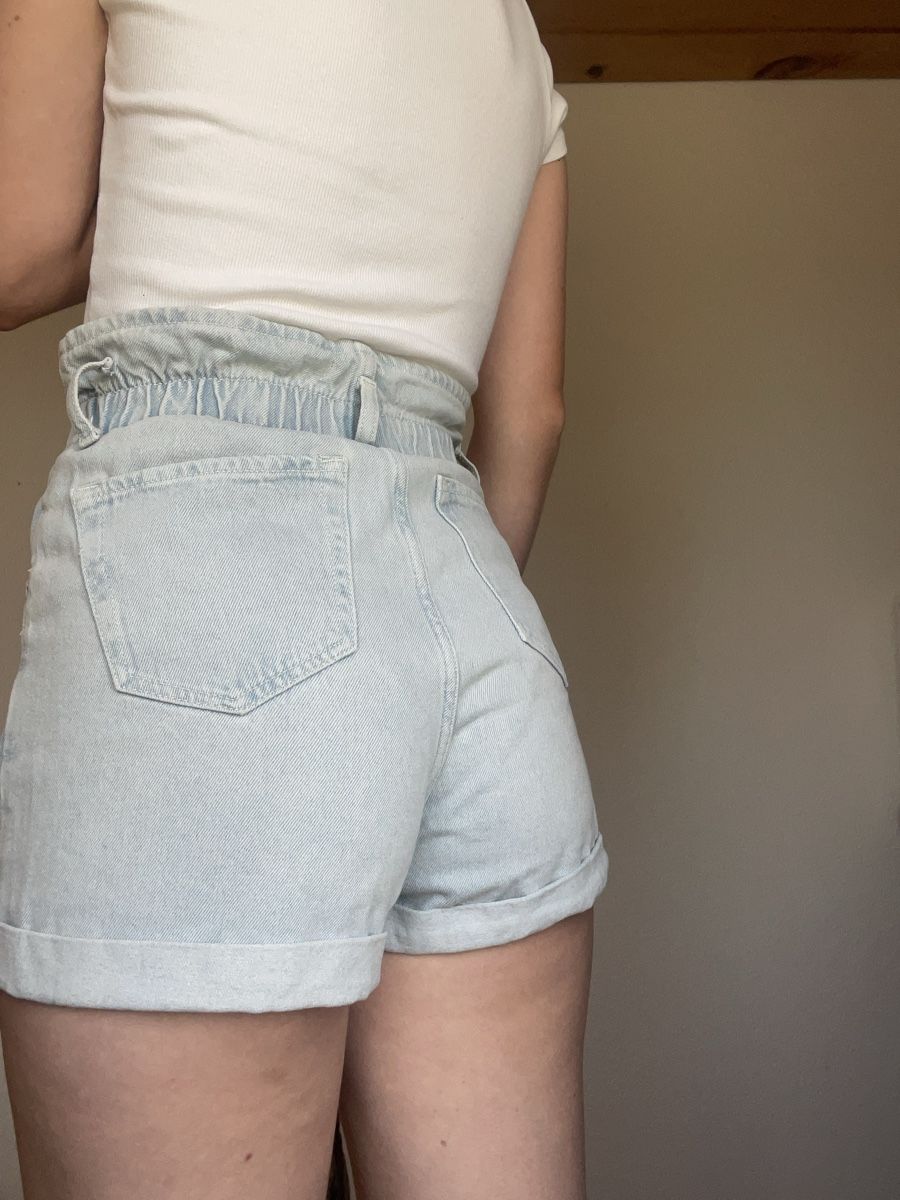 Mango Pantaloni: kurze Mango Jeans, Blüemli-Gurt – Usato da Lenggenwil venduto da mai_2m5q 4