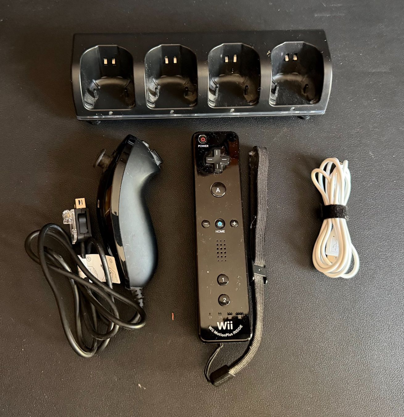 Nintendo Controller: Nintendo Wii Motion Plus Inside + Nunchuk + Ladestation – Usato da Herzogenbuchsee venduto da DaVinciq