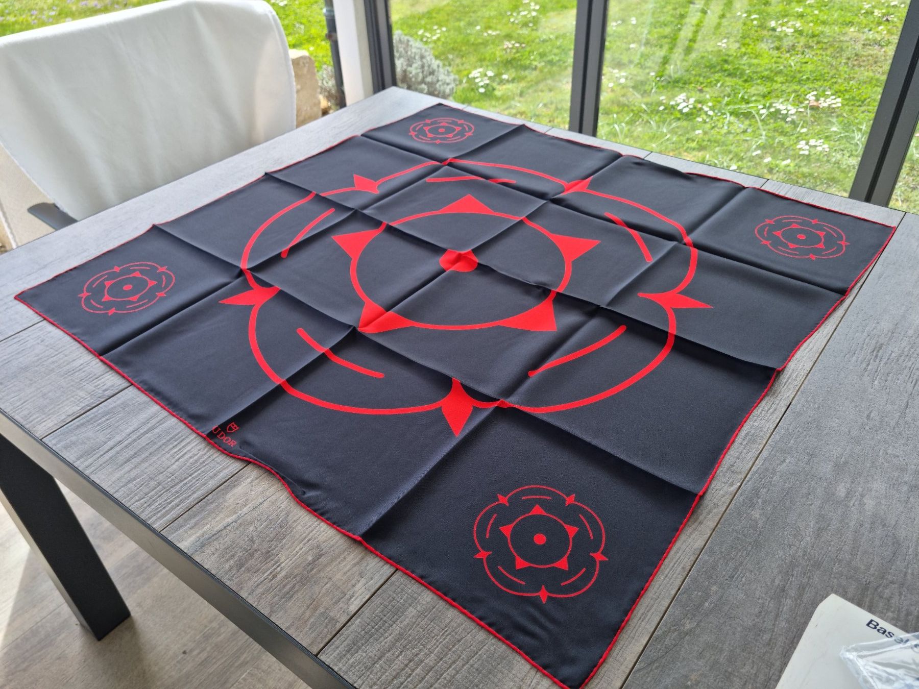 Foulard & Sciarpe: TUDOR Seidentuch schwarz/rot, neu – Usato da Bözberg venduto da heinz-d