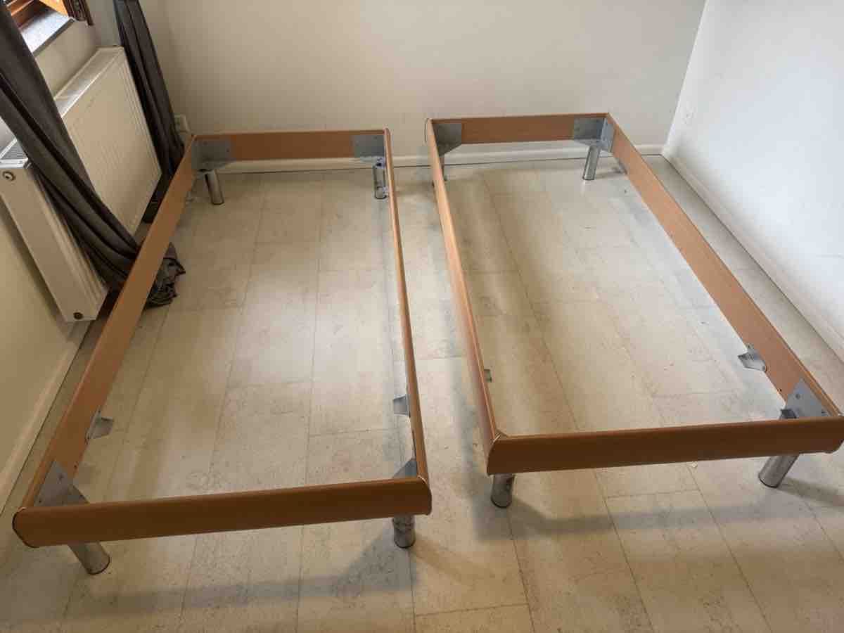 Letti: Two single bed frames wood look used condition – Usato da Unterterzen venduto da enej