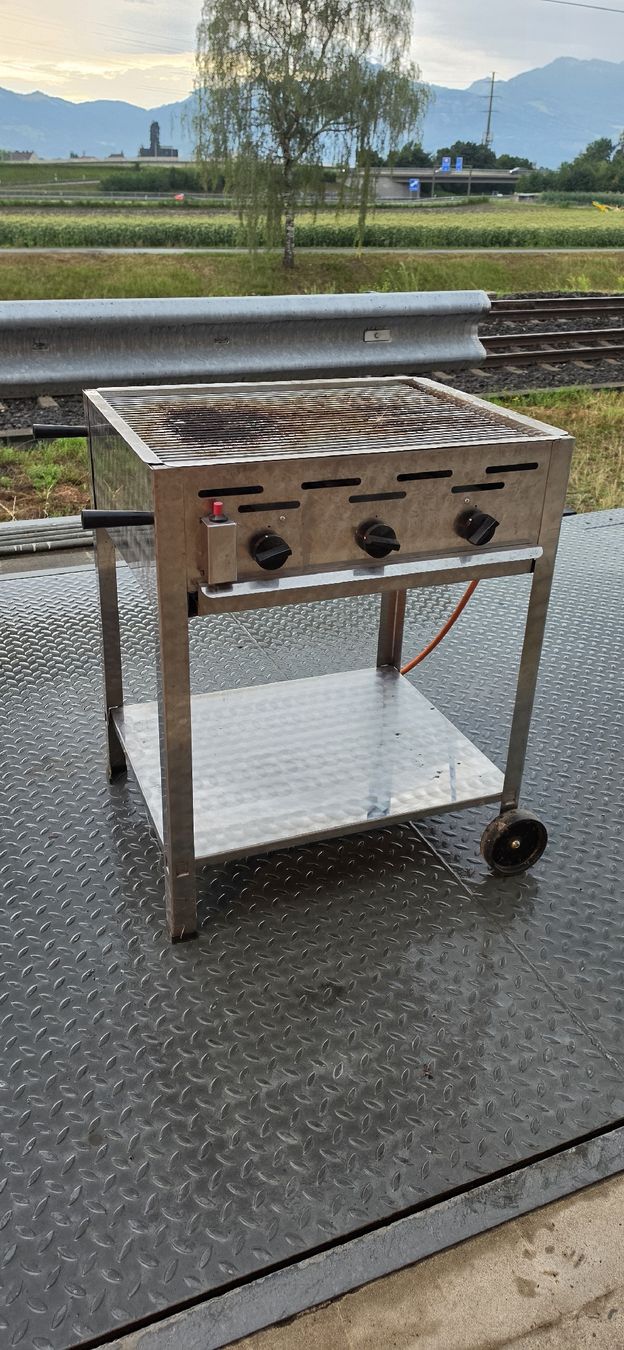 Grills: Gasgrill aus Edelstahl – Gebraucht aus Au SG von abrollfiaber