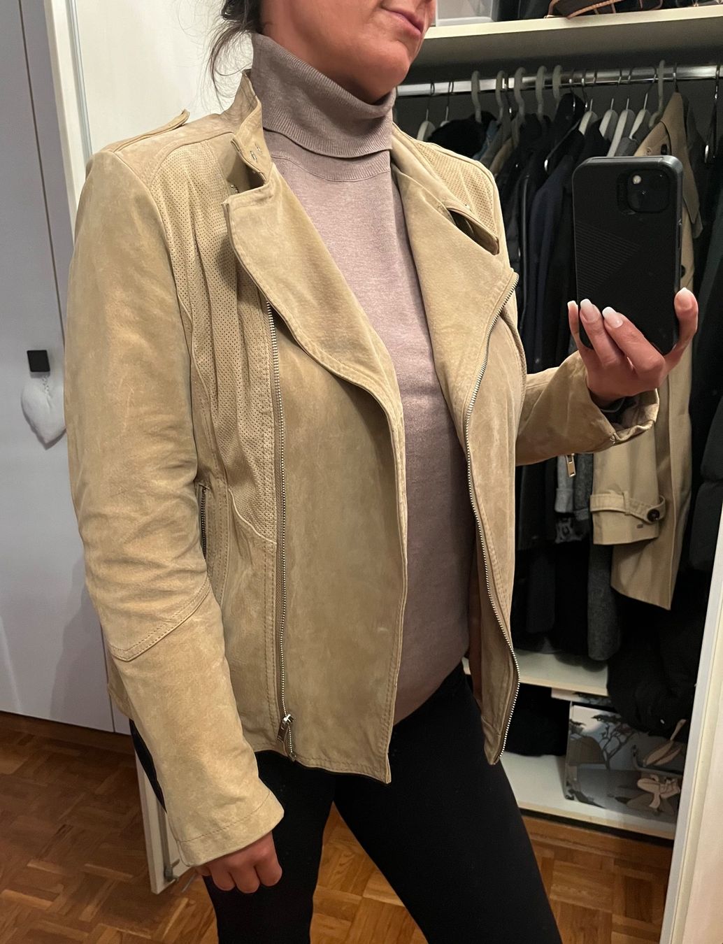 Giacche: Schöne beige Wildleder Jacke – Nuovo (secondo la descrizione) da Oetwil an der limmat venduto da Sual 1
