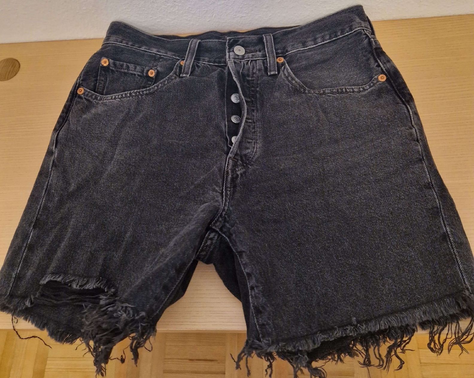Levi's Jeans: Schwarze Levi's Jeansshorts mit Fransen – Usato da Zürich venduto da SunFlower_14