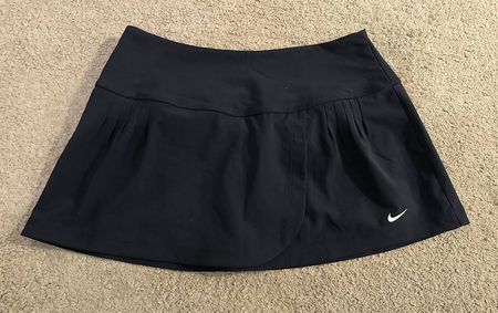 Nike Dri-FIT Tennis-Skort, Grösse S, schwarz.