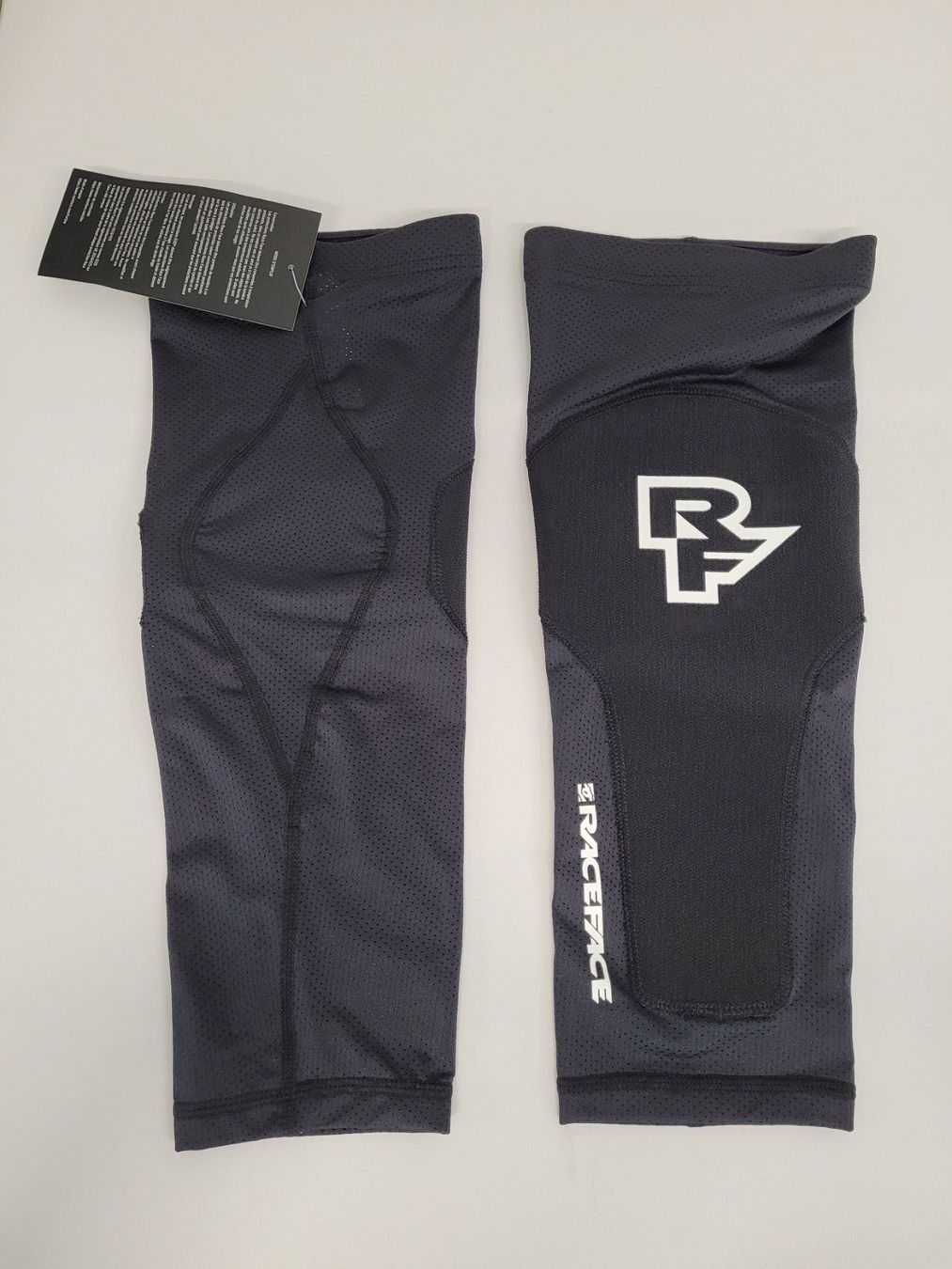 Race Face Protezioni & Imbottiture: Race Face Charge Knee stealth, M – Nuovo e nell'imballaggio originale da Giswil venduto da mai_k7x7
