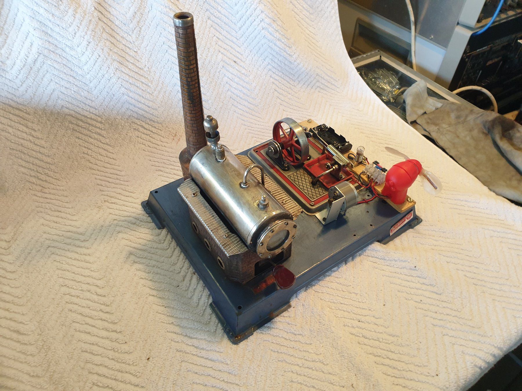 Wilesco Modellbausätze & Standmodelle: Wilesco D12 Dampfmaschine mit Generator und Extras – Gebraucht aus Wädenswil von verebe 2