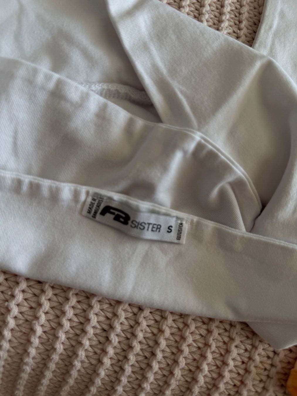 Top: Crop top blanc tendance – Usato da Montreux venduto da Izapechee 3