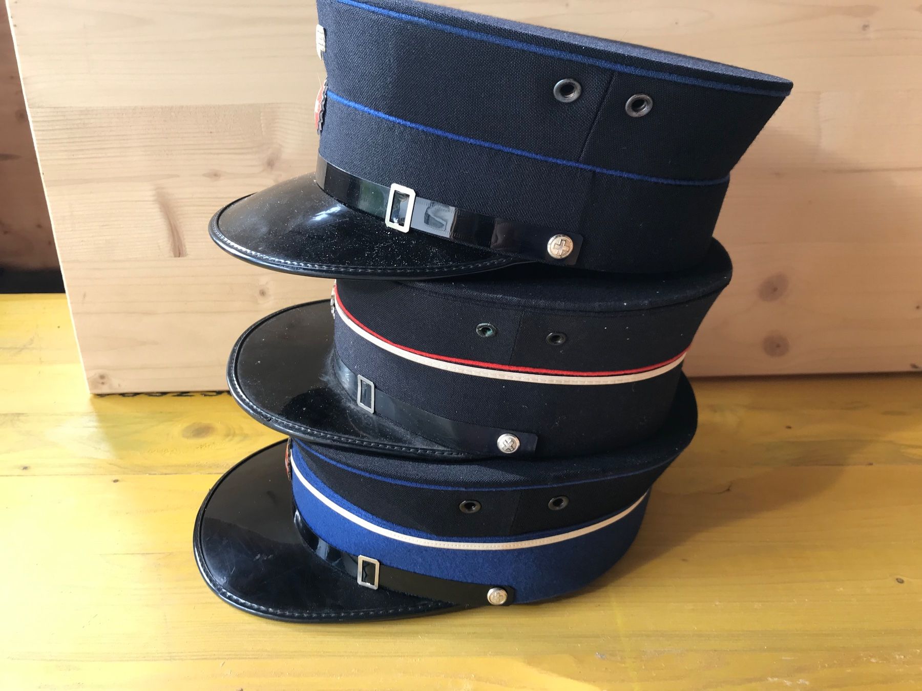SBB/CFF/FFS Uniformen: Lot mit SBB Mützen – Gebraucht aus Erschwil von Freitag1 4