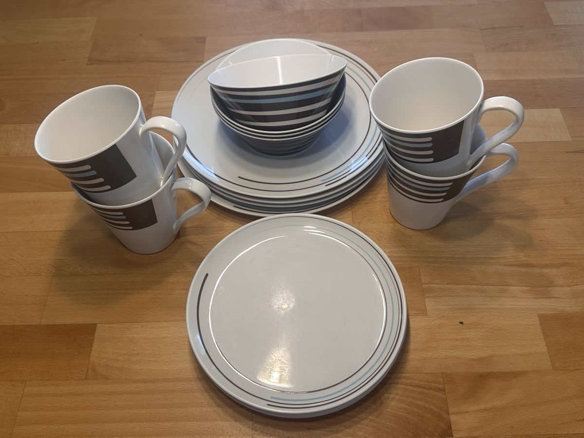 Set di piatti: Geschirrset Kaffeebecher und Teller mit Streifenmuster  – Usato da chur venduto da tripeiroo