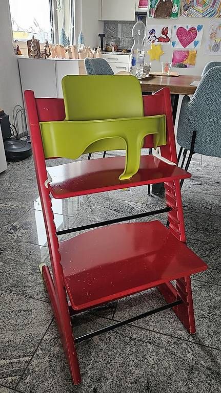 Chaises hautes: Tripp Trapp rot – D'occasion à Oberkirch LU par chroeschi79 2