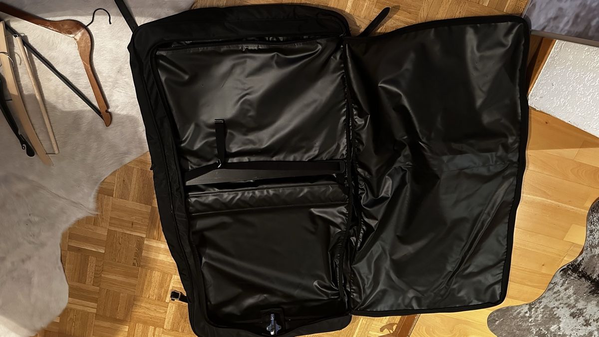 Porsche Borse: Porsche Kleiderschrank Tasche – Usato da Lachen SZ venduto da HelvetiaLuxury 5
