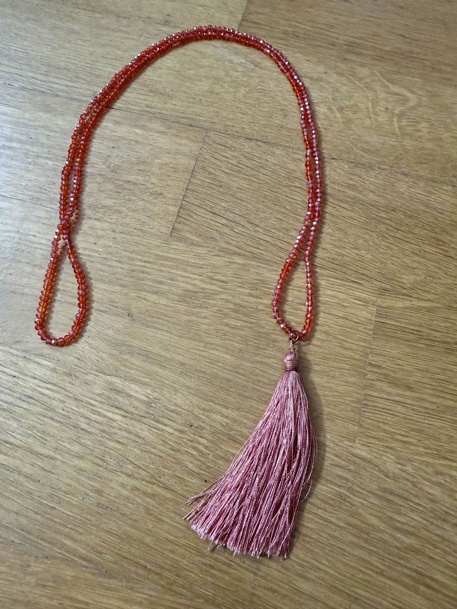 Colliers: Kette mit Quaste rot/pink einreihig neu – D'occasion à Richterswil par cobruetsch