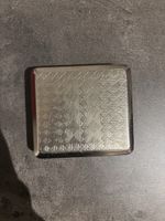 Porte-cigarette vintage argenté à motifs géométriques.