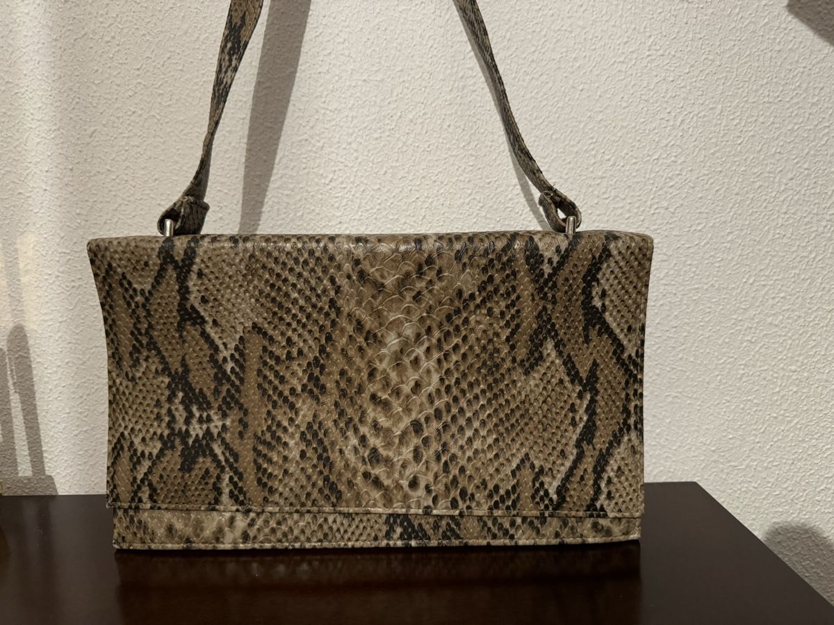 Taschen für Damen: Schlangendruck Schultertasche aus PVC – Gebraucht aus Balsthal von Narulya