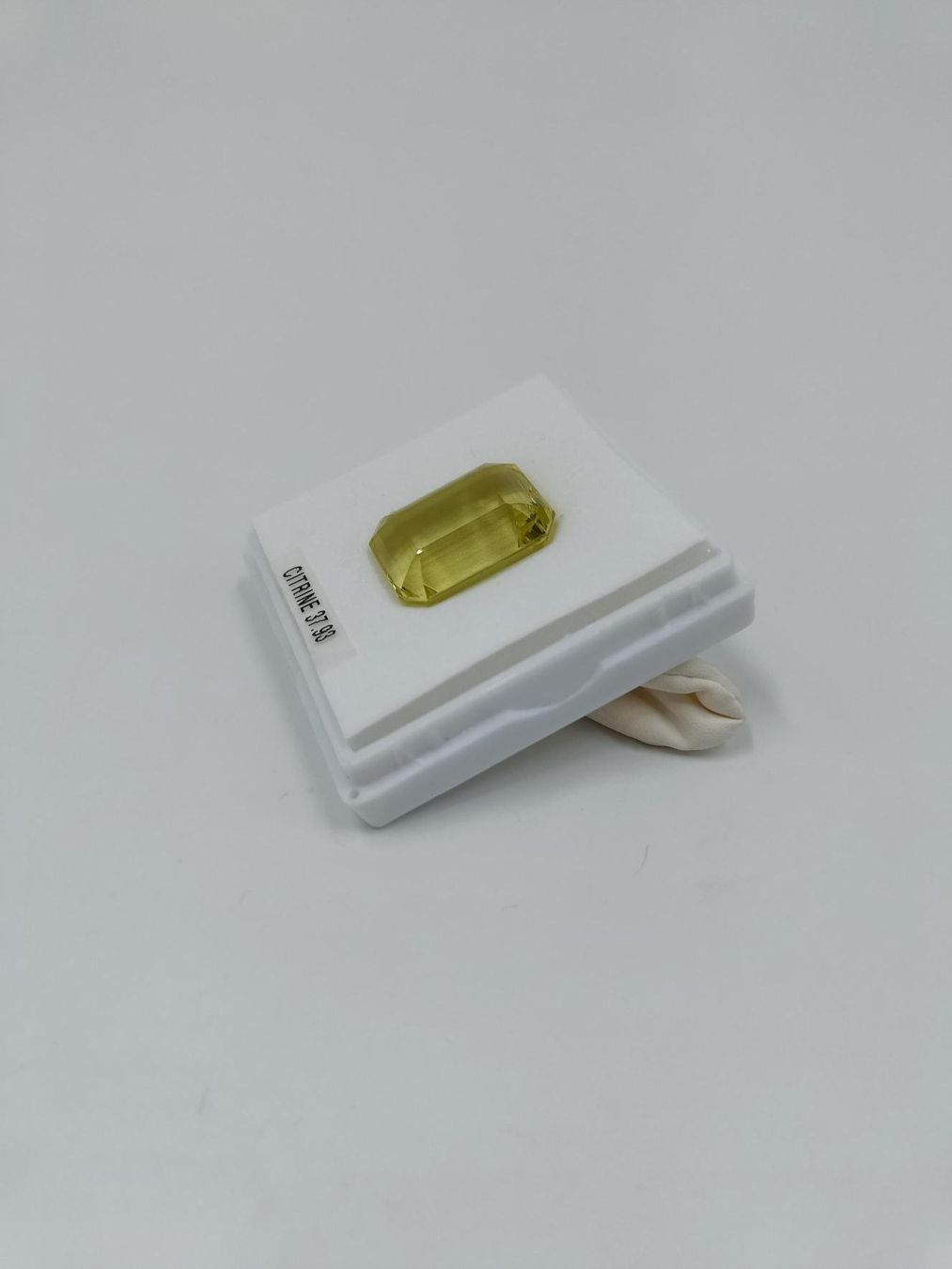 Pietre preziose: 1 ZITRONENGELBER CITRIN, 37.93 CT. – Usato da Luzern venduto da EdiGem 1
