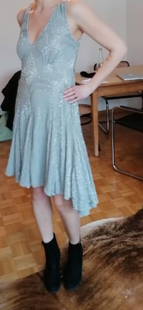Handbesticktes Cocktailkleid aus 100% Seide mit Perlen