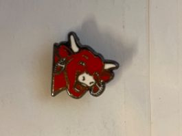 Pin's Vache Rouge - Accessoire de Mode Campagne Suisse!