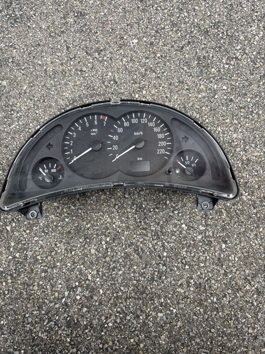 Opel Tutti pezzi di ricambio auto: Opel Corsa C jg 2001 Tacho,Tachometer  – Usato da Engelburg venduto da schrotti02