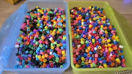 Zwei Boxen mit neue Bügelperlen, inkl. Steckplatten